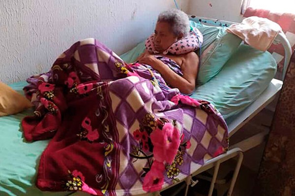 Filha pede ajuda urgente para mãe que está acamada em Patos de Minas