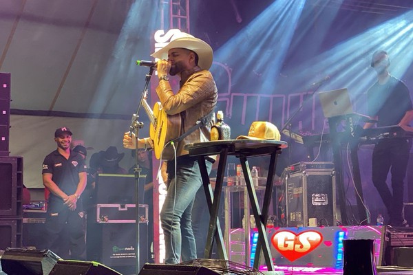 Guilherme Silva canta o sucesso “Doido Doido” na Fenapraça 2026 e faz o público dançar; veja ao vivo