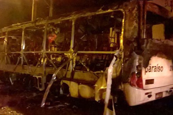 Ônibus do transporte público é incendiado por grupo de motociclistas em Patrocínio