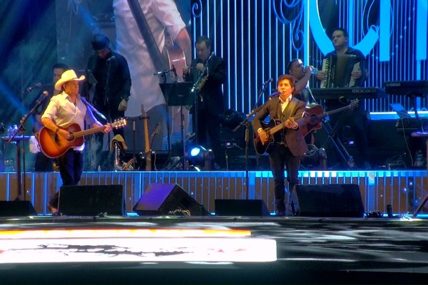 Um tributo à natureza: Chitãozinho e Xororó cantam "Planeta Azul" na Fenamilho; veja ao vivo