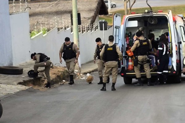 Homem em surto se arma com podão e tesourão e precisa ser contido pela Polícia Militar