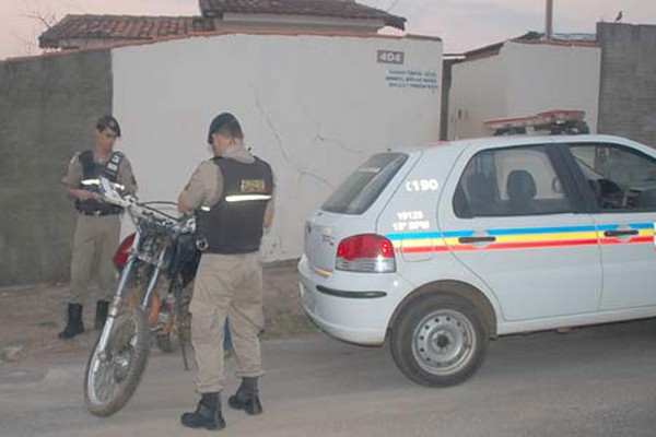 PM apreende moto furtada em residência usada como esconderijo para bandidos