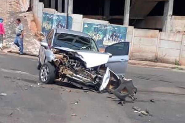 Motorista se salva ao saltar de caminhão que desceu ladeira desgovernado em São Gotardo 