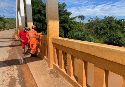 Corpo de Bombeiros faz buscas por idoso que foi visto entrando no Rio Paranaíba