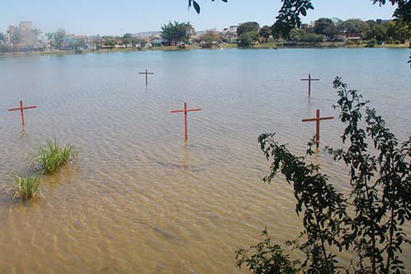 MP arquiva denúncia contra ambientalistas que fizeram protesto com cruzes na Lagoa