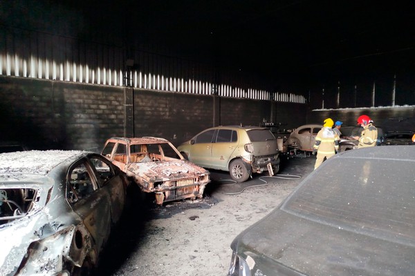 Incêndio destrói veículos em oficina de lanternagem e pintura em Lagoa Formosa