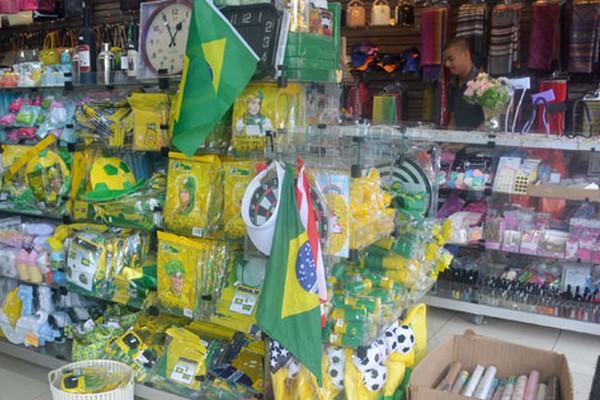 Camisas e outros objetos em verde e amarelo começam a estampar as lojas de Patos de Minas