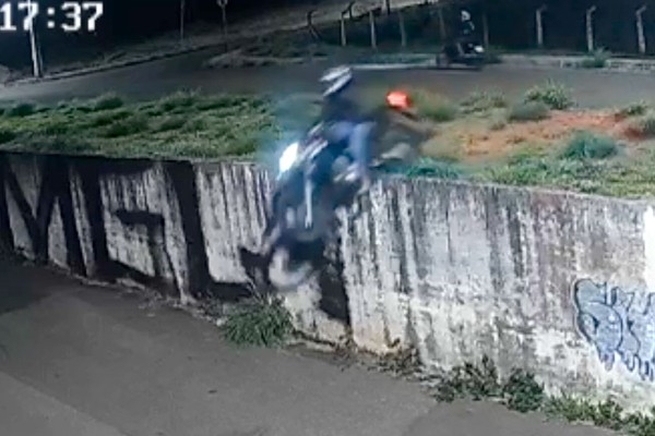 Jovem de 18 anos fica ferida após perder o controle de moto e despencar de desnível em avenida de Patos de Minas