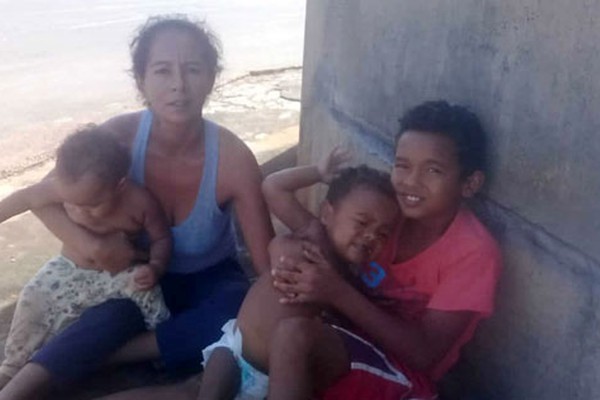 Mãe de 4 filhos que veio da Bahia para trabalhar em Lagoa Formosa pede ajuda da população 