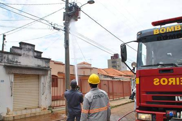 Transformador de rede elétrica pega fogo e risco de explosão mobiliza bombeiros