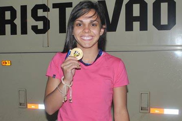 Melhor jogadora de futsal do mundo desembarca em Patos de Minas com o ouro