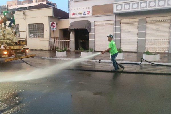 Prefeitura lava Centro de Patos de Minas em preparação para o Desfile de 7 de Setembro