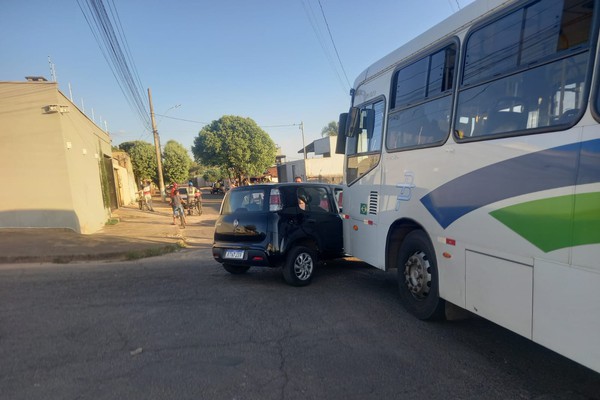 Carro avança parada obrigatória e atinge ônibus da Pássaro Branco, no bairro Caramuru