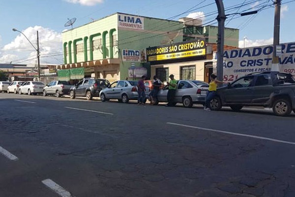 Bloqueios continuam e motoristas enfrentam mais de 5 horas para abastecer em Patos