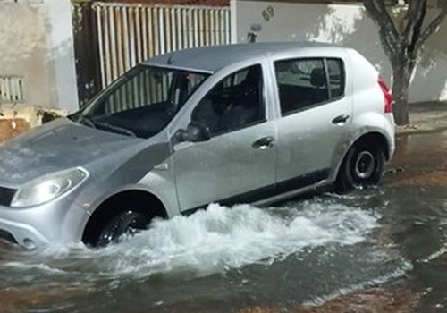 Vazamento de adutora abre buracos e veículo fica preso no asfalto no bairro Aurélio Caixeta