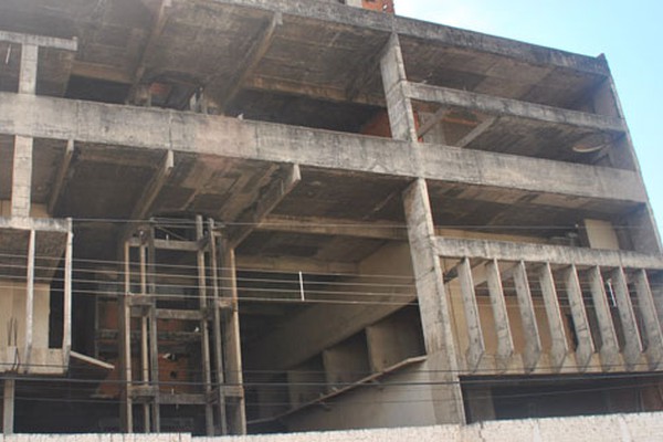 Ministério Público quer que prédio abandonado no centro da cidade seja cercado e limpo