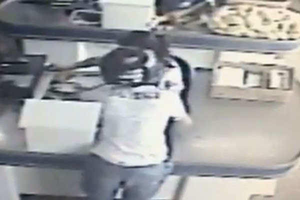 De armas em punho, bandidos assaltam supermercado em Lagoa Formosa; veja