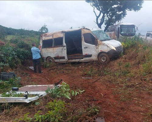 Van que levava trabalhadores de empresa capota na MG 188 e deixa pelo menos 9 feridos em Patrocínio