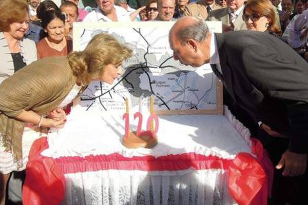Patos de Minas comemora 120 anos com sessão cívica e bolo de aniversário