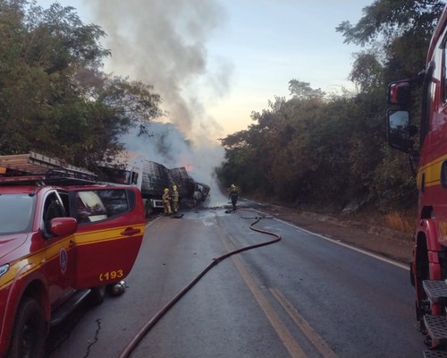 Batida entre carretas provoca incêndio, interdita a BR-251 e deixa um morto em Unaí