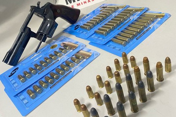 Mulher que guardava sacola para esposa de acusado de homicídio é presa com arma e munições