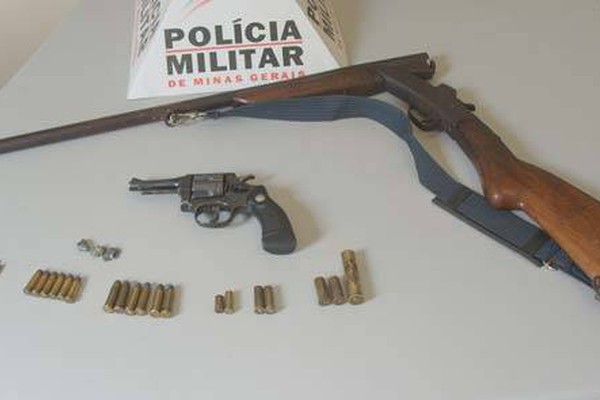 PM de Carmo do Paranaíba apreende duas armas de fogo e munições