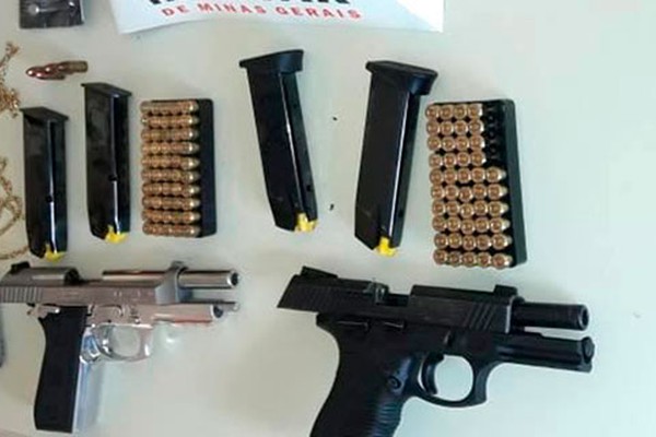 Polícia Militar encontra pistolas e munições em terreno e prende 3 ciganos em Coromandel