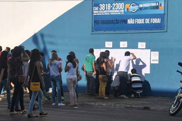 Vestibular da Faculdade Patos de Minas atrai estudantes de diversas cidades da região