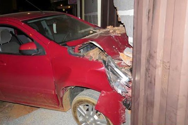 Motorista supostamente embriagado perde o controle do Carro e atinge residência em Carmo do Paranaíba