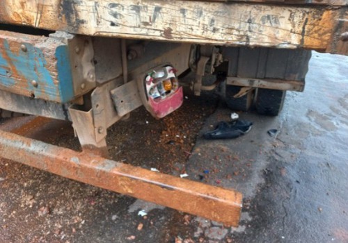 Motociclista sem CNH e com sinais de embriaguez bate na traseira de caminhão que realizava obra da Copasa