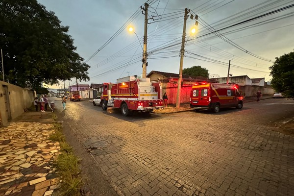Quarto fica parcialmente danificado após incêndio em residência, no bairro Cerrado