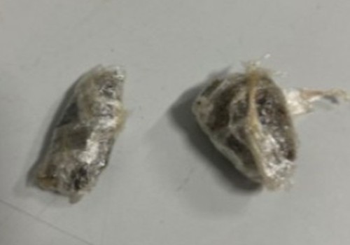 PM vai a casa situada entre duas igrejas e encontra crack e sementes de maconha  em Patos de Minas
