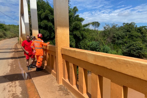 Corpo de Bombeiros faz buscas por idoso que foi visto entrando no Rio Paranaíba