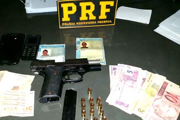Polícia Rodoviária Federal apreende crack, pistola e carro clonado em operação na BR 365