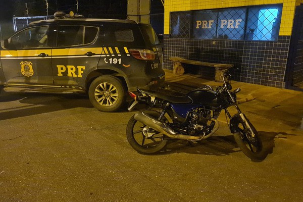 PRF apreende motocicleta adulterada que estava sendo transportada em bagageiro de ônibus em Patos de Minas