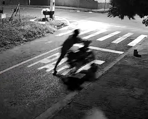 Homem tenta furtar moto e é perseguido a pé pela vítima e outras pessoas, em Patos de Minas
