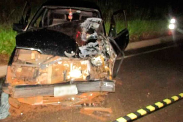 Passageiro morre e motorista fica gravemente ferido em acidente com carro e caminhão perto de Pindaíbas