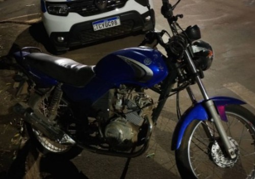 Motociclista sem habilitação e embriagado bate em carro estacionado e fica ferido em Patos de Minas