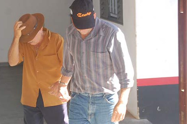 Pai e filho acusados de matarem senhor de 69 anos na zona rural se apresentam à Polícia Civil