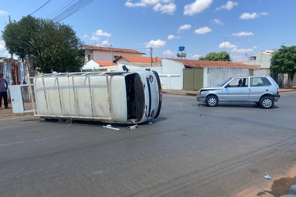 Kombi para tombada após ser atingida por carro em cruzamento, no bairro Santa Terezinha