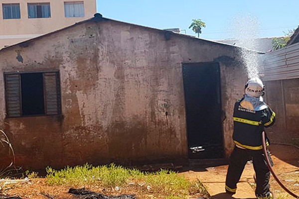 Casa ocupada por usuários de drogas pega fogo e vizinhos comemoram demolição do imóvel