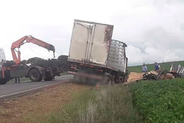 Condutor de caminhão perde controle de veículo e tomba na MG410 próximo a Presidente Olegário
