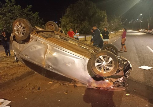 Veículo capota várias vezes na avenida Fátima Porto e deixa motorista ferida