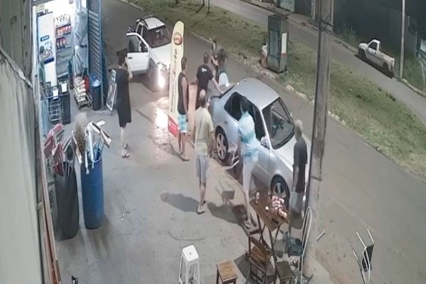 Vídeo mostra confusão que terminou com homem atropelado e prensado contra carro em Patrocínio