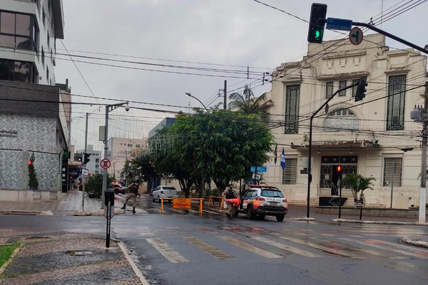 Motoristas de caminhão danificam luzes de natal na Rua José de Santana; prefeito prometeu punição