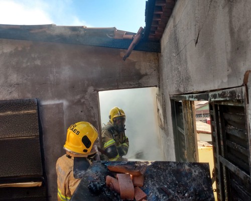 Incêndio deixa residência destruída na cidade de João Pinheiro; ninguém se feriu
