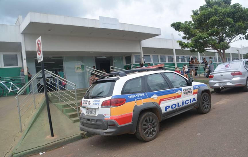 Confusão de pais na saída de escola termina na delegacia