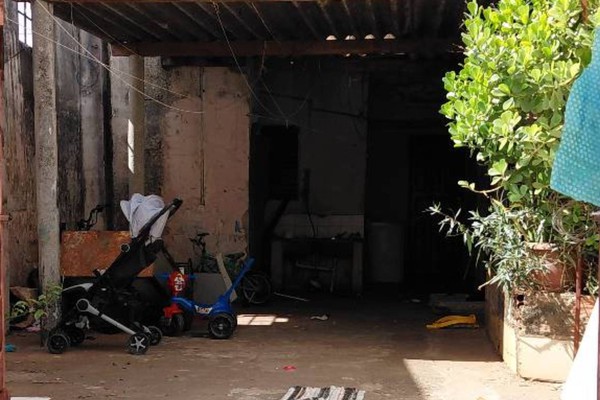 Crianças são encontradas em condições precárias e mãe é presa por abandono de incapaz em Patos de Minas
