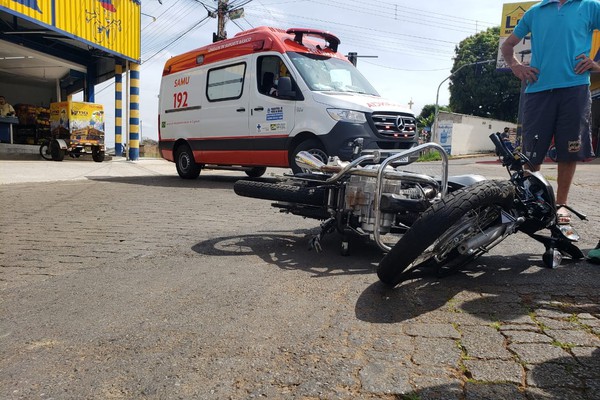 Condutor de moto de 17 anos fica gravemente ferido em acidente na rua dos Guaranis