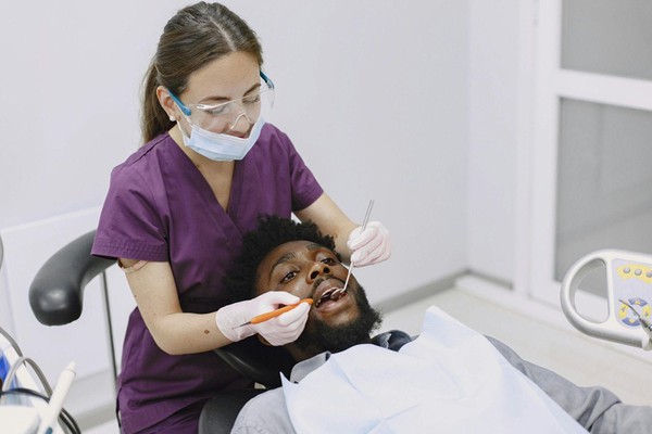 Por que encontrar um dentista confiável ainda é um desafio em cidades do interior?